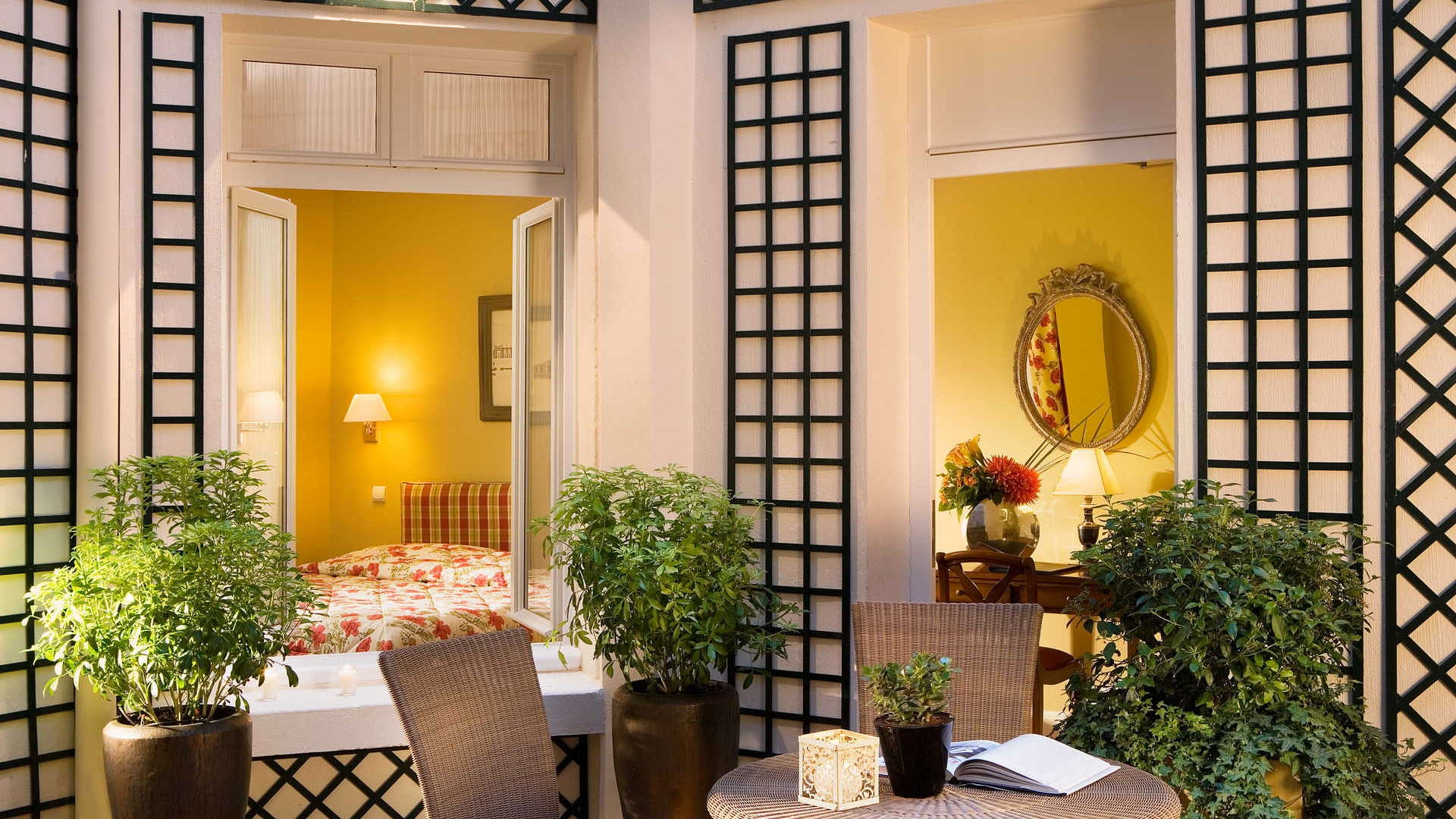 Chambre d'hôtel accueillante avec terrasse et plantes Hôtel Quartier Opera Paris, Hôtel Relais Madeleine