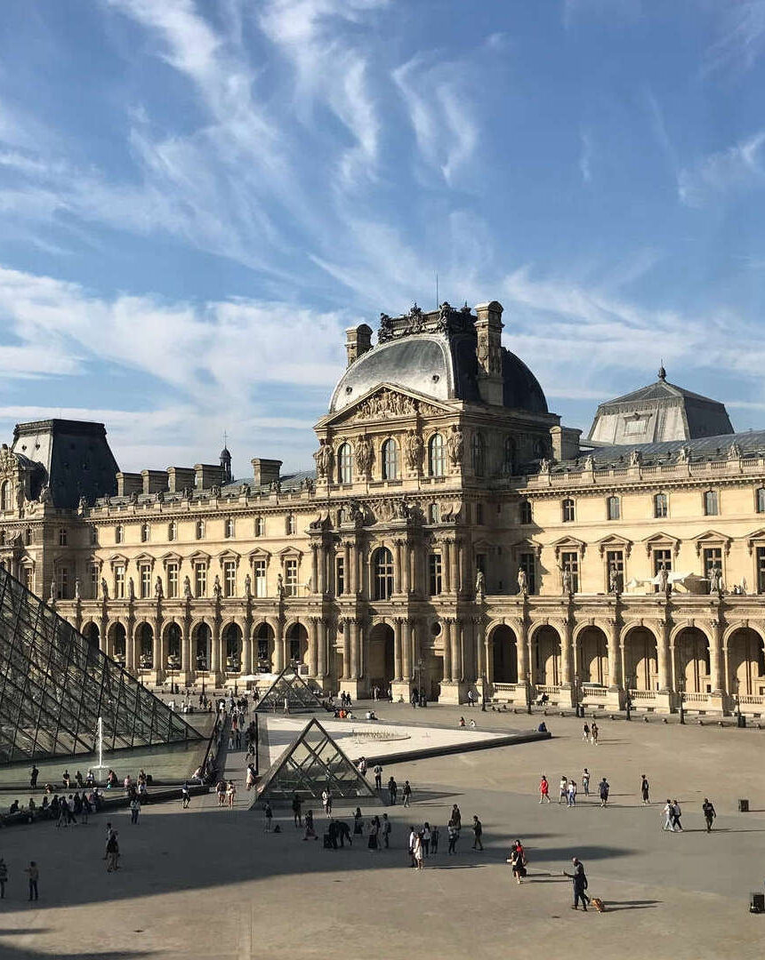 Pyramide du Louvre et façade, Paris, jour ensoleillé    Boutique Hôtel Paris Centre, Hôtel Relais Madeleine