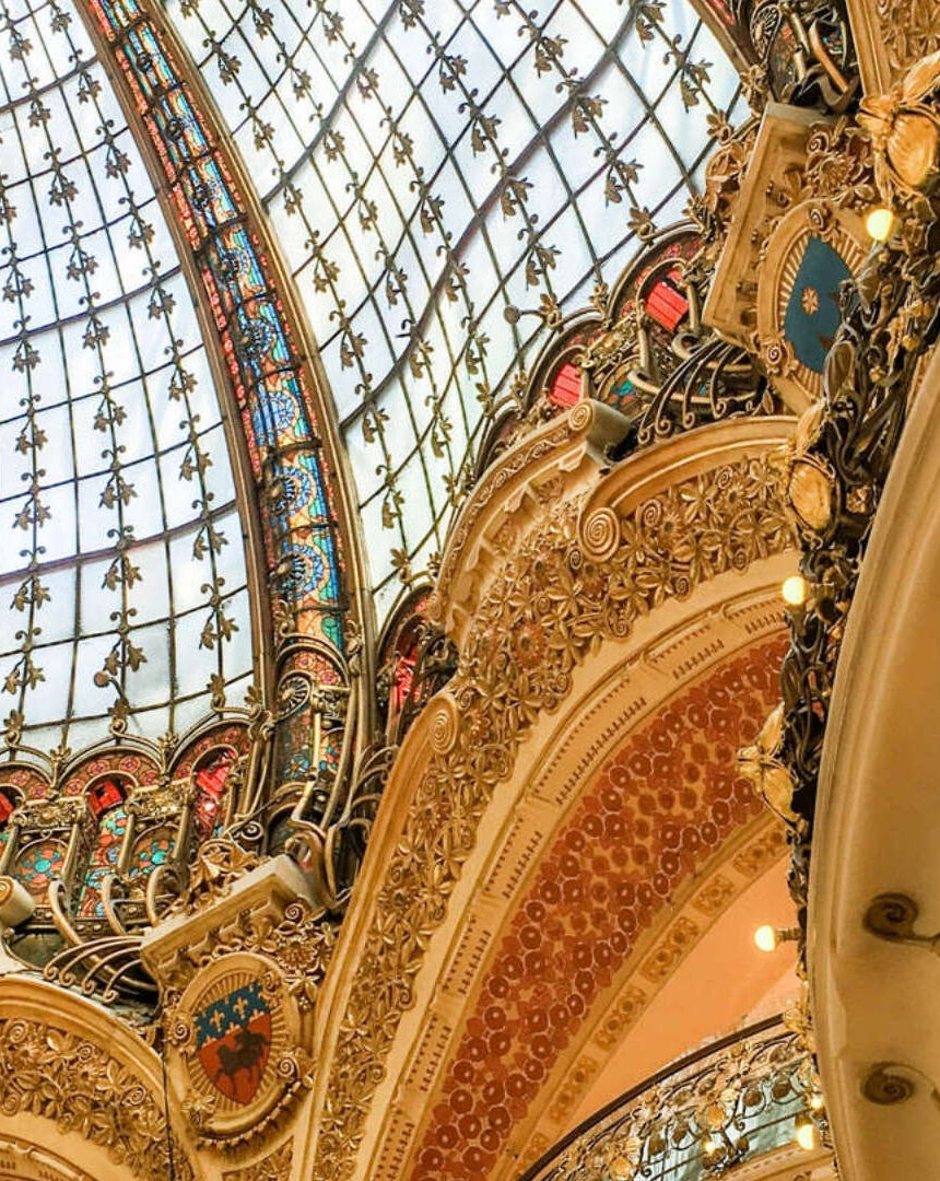 Intérieur luxueux avec verrière et ornements dorés    Boutique Hôtel Paris Centre, Hôtel Relais Madeleine