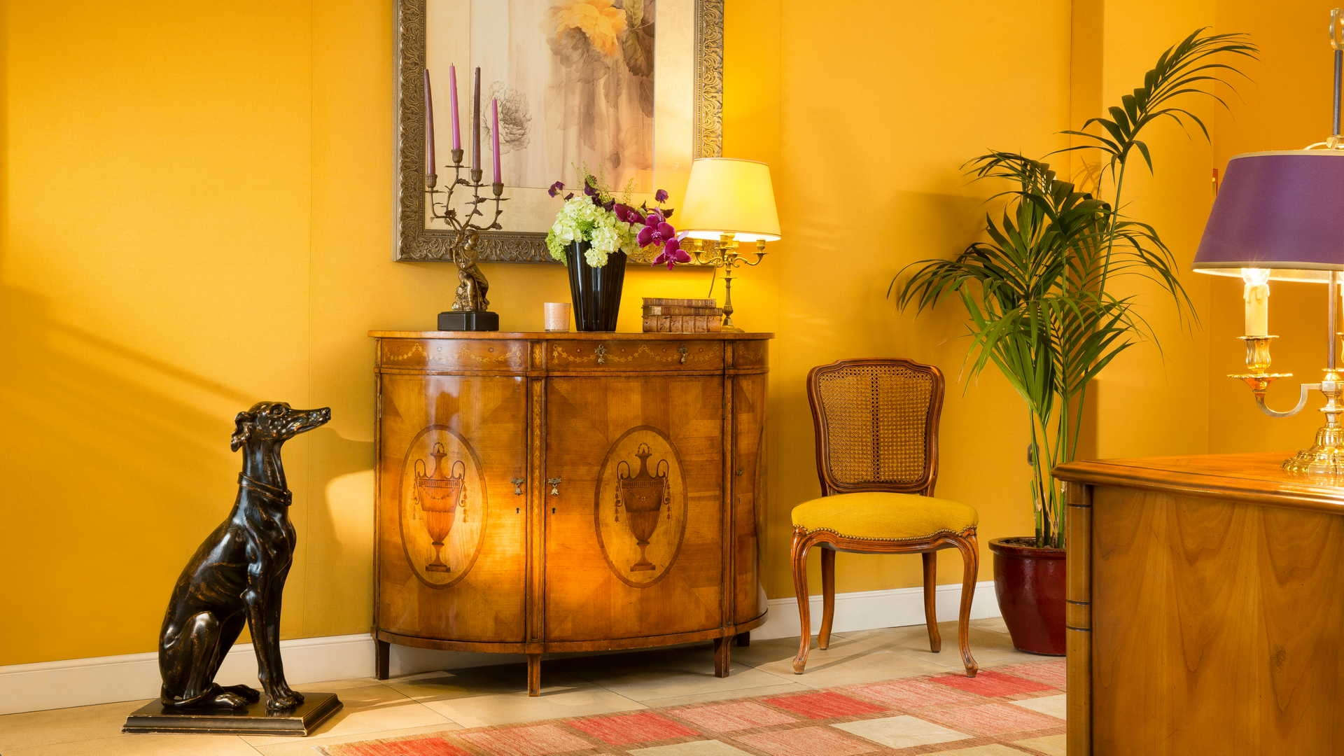 Intérieur élégant avec meubles anciens et décoration chic Hôtel Paris 9ème, Hôtel Relais Madeleine