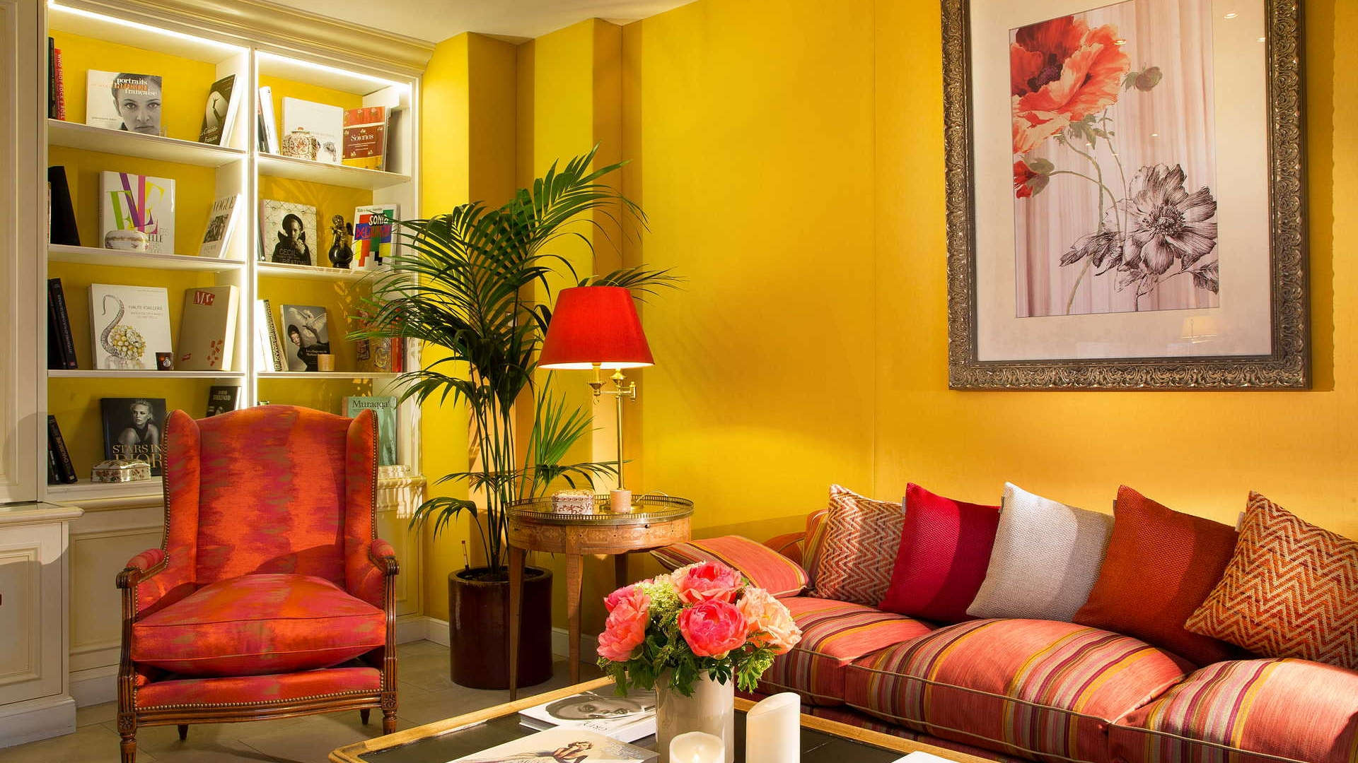 Salon élégant jaune avec canapé et bibliothèque Hôtel Paris 9ème, Hôtel Relais Madeleine