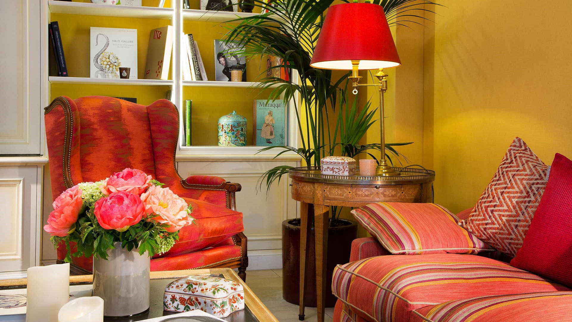 Salon coloré avec lampadaire et fleurs Hôtel Place Madeleine Paris, Hôtel Relais Madeleine