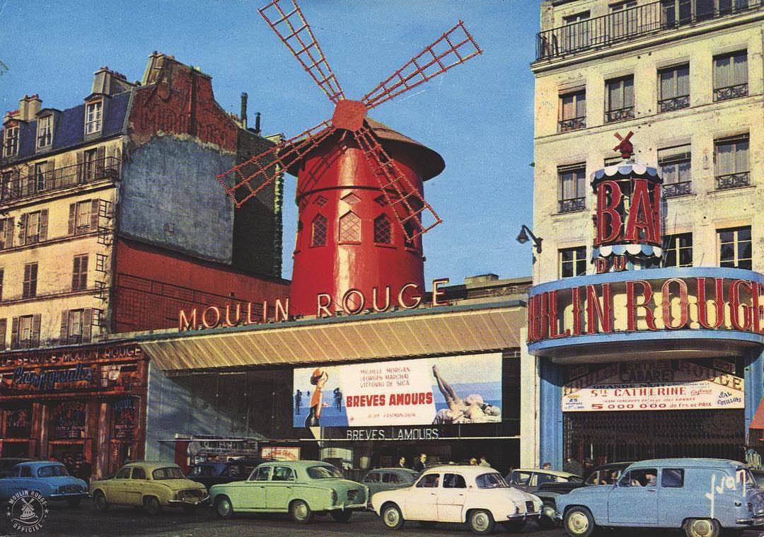 Façade du Moulin Rouge, Paris, jour, voitures vintage Boutique Hôtel Montmartre Relais Montmartre