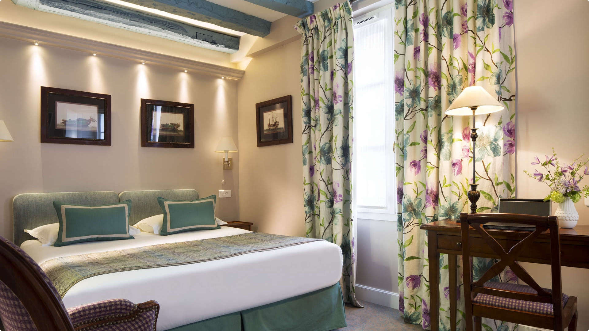 Chambre d'hôtel élégante et fleurie    Hôtel proche Olympia Paris, Hôtel Relais Madeleine
