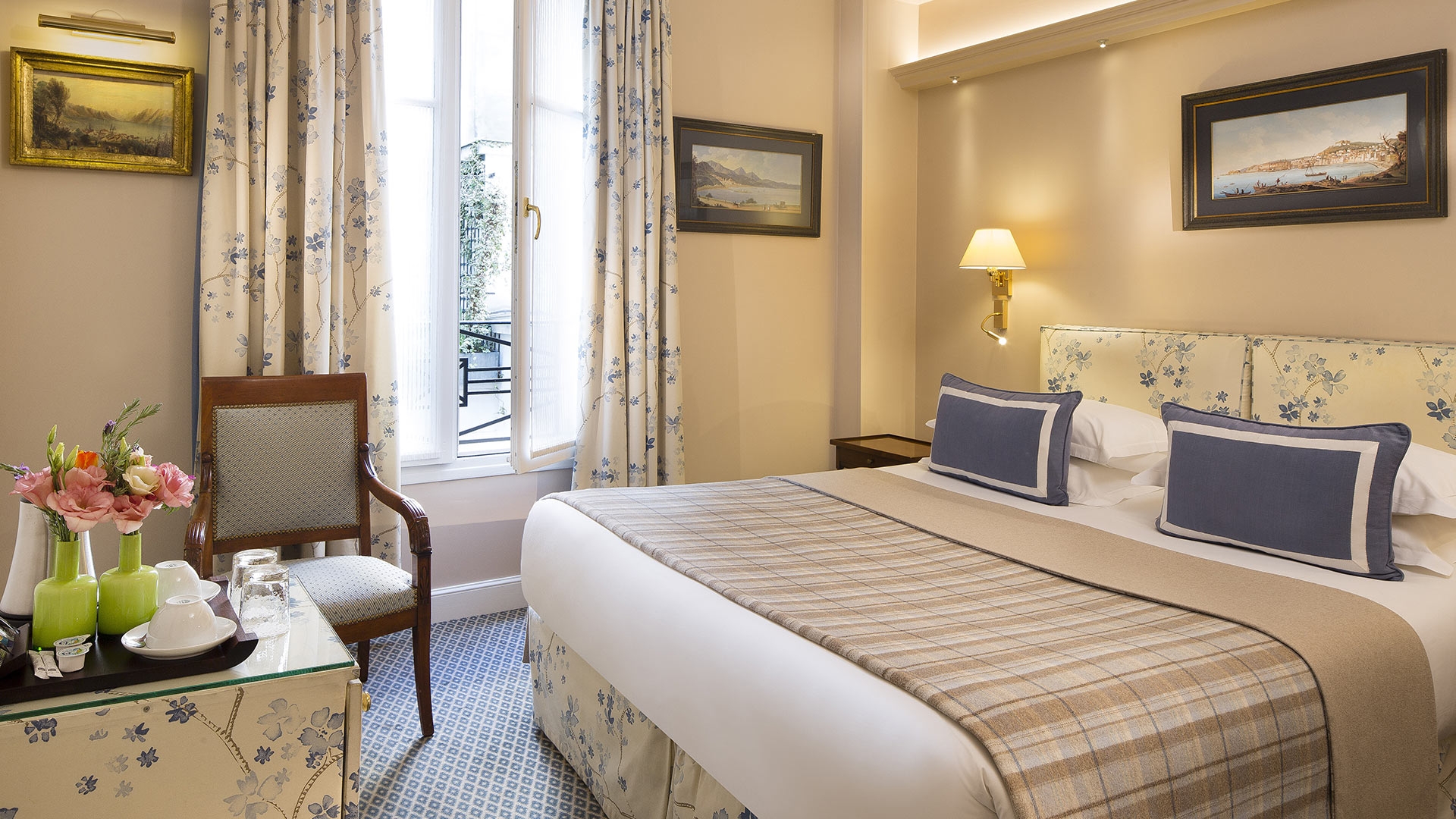 Chambre d'hôtel élégante avec décoration florale et balcon Hôtel Quartier Opera Paris, Hôtel Relais Madeleine