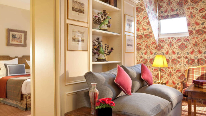 Intérieur élégant chambre avec motifs floraux et décoration cosy 